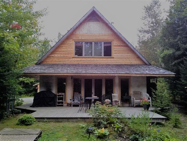 Maison écologique à la campagne sur le bord d'un lac