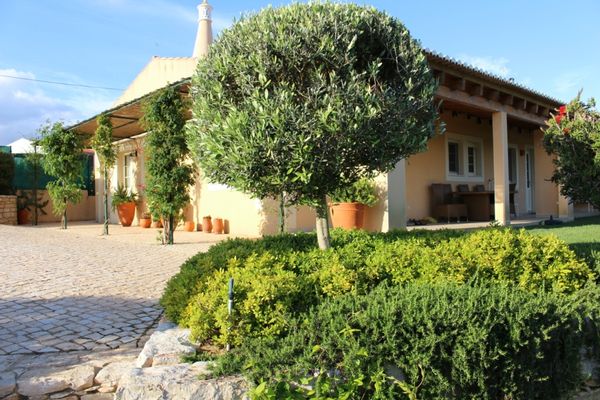 Not available in summer. Algarve country house, near superb beaches. NO GP.