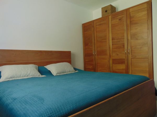 Chambre avec salle de bain privée.