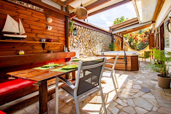 Maison 3 chambres, à 5' du parc national de la Guadeloupe. Situation centrale, charme tropical.
