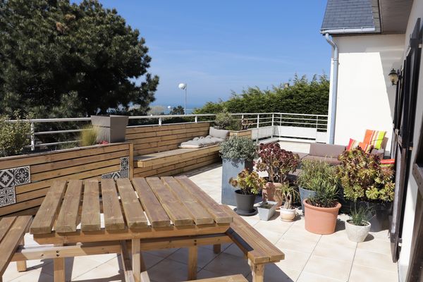Pavillon lumineux dominant la Manche