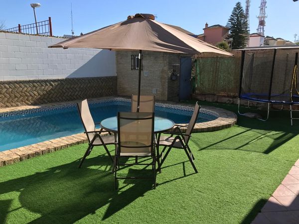 A Semi-detached house with a pool, just a stoen's throw from Seville