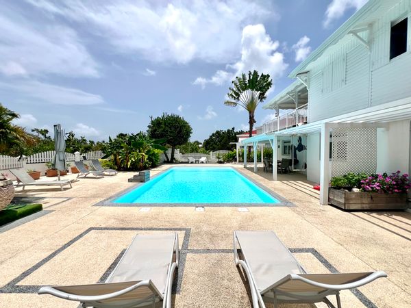 Appartement 2 chambres face à la piscine avec jardin arboré