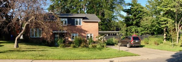 Cozy and spacious family home, great neighborhood, close to Montreal and nature
