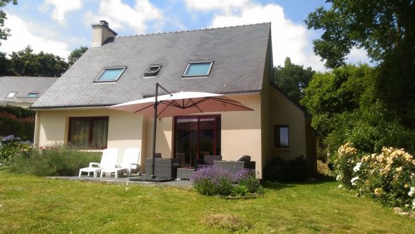 Beau village à 5 minutes de la mer. Central pour visiter le Finistère. Dispo en juillet.
