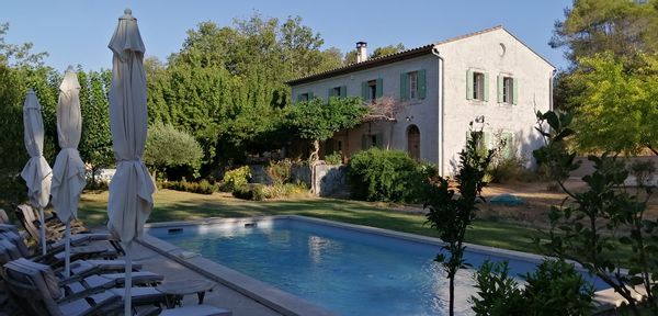 La Bastide des Baumes, "bastide" méditerranéenne dans son écrin de verdure