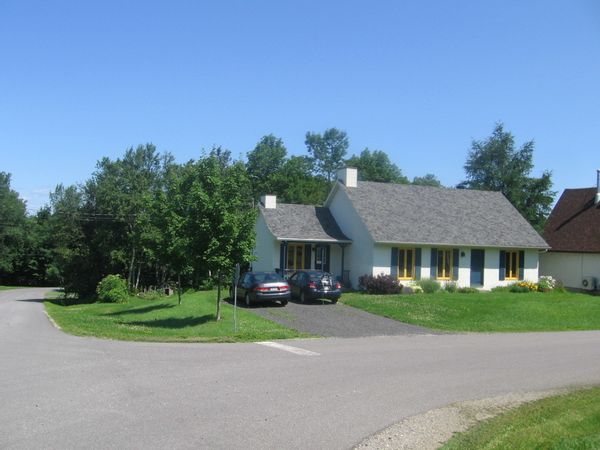 Maison champêtre près du fleuve et de la ville de Québec
