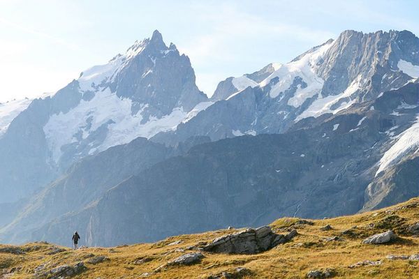 Notre appartement (4 PERSONNES max) est proche des stations avec une vue sublime sur les montagnes.