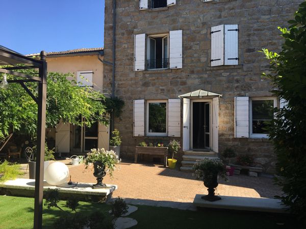 Grande maison cœur village, piscine, trempoline. 20 minutes de Lyon. La campagne à côté de la ville!