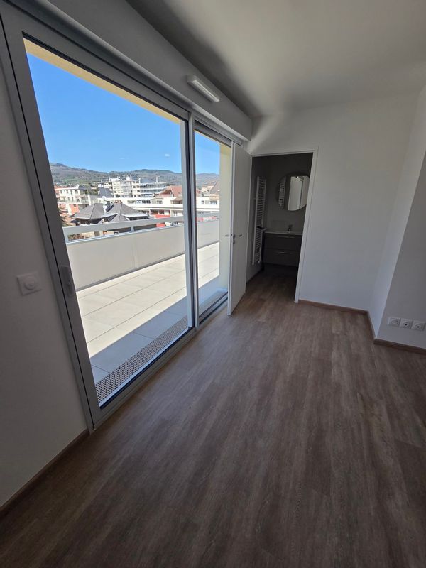 Le Patio,  chambre et douche privée avec espaces communs à partager