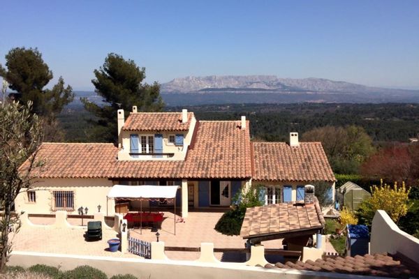Grande maison provençale avec jardin et piscine entre forêt et mer