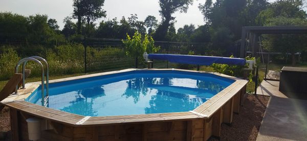 Maison individuelle avec jardin,terrasse et piscine ensoleillées