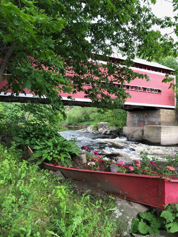 Le petit chalet du vieux pont couvert