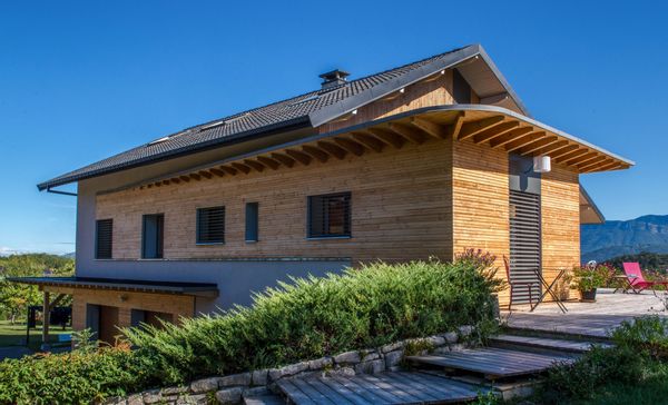 La maison d'Isabelle et Philippe. Cosy, avec un grand jardin, à proximité de Chambéry et des lacs !