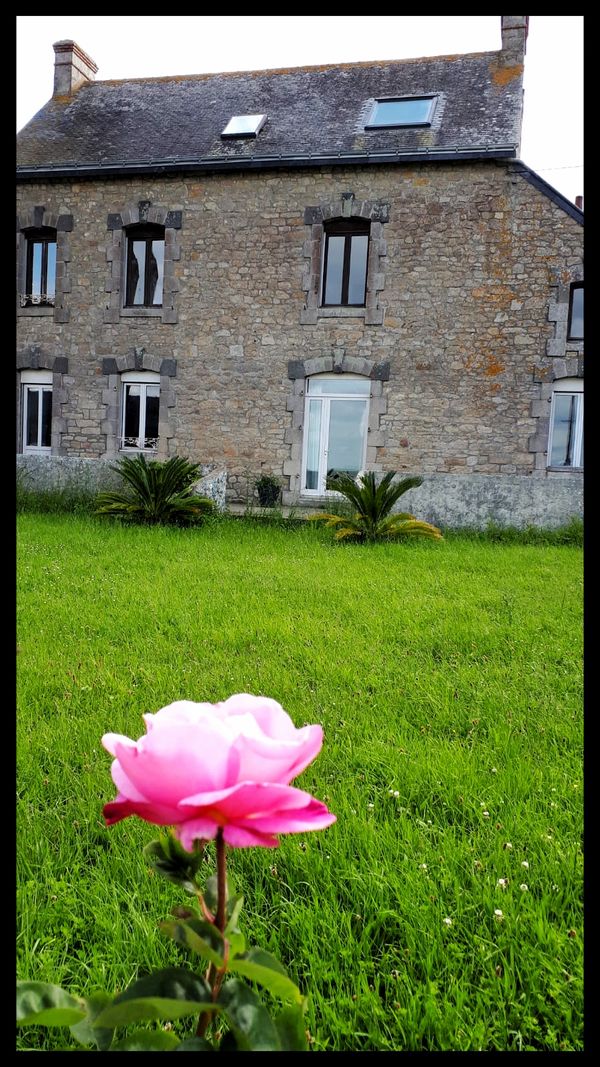 Grande maison en pierres face à la mer