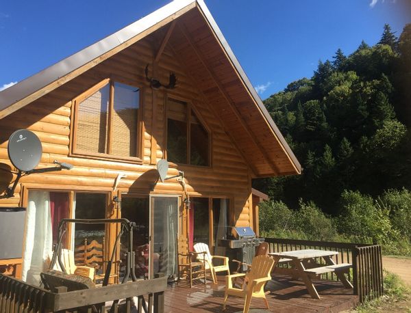 Ce petit chalet situé à l'entrée de notre pourvoirie se nomme le Trappeur. Vous avez une chambre au rez-de-chaussée ainsi qu'une mezzanine  dortoir au deuxième étage. Ce chalet à un poêle à bois. Location minimum de 7 nuits!
