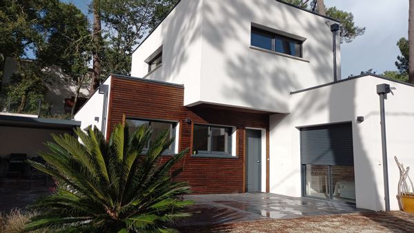 Maison moderne au bord de l'océan