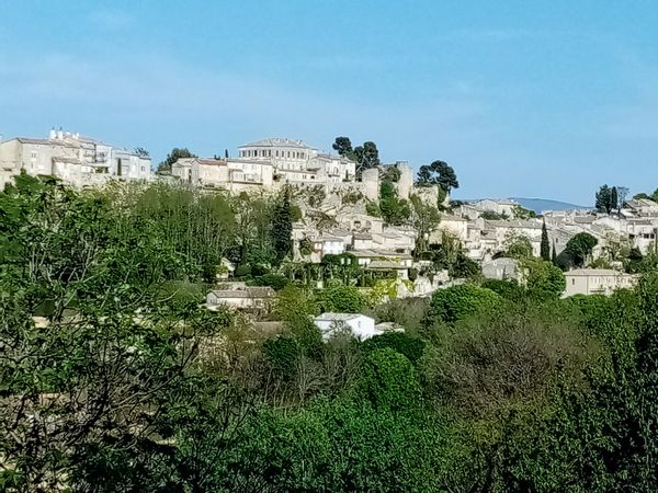 Sejour en Hospitalité une chambre pour 2 disponible a partager les lieux communs dans un charmant appartement au pied du Luberon