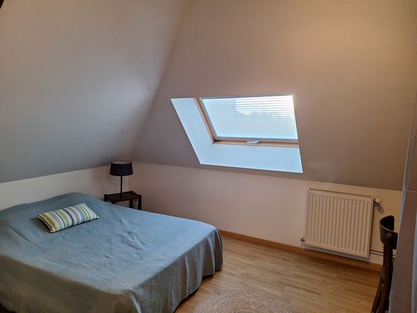 chambre avec salle de bains privative et salon privatif  en hospitalité au second étage