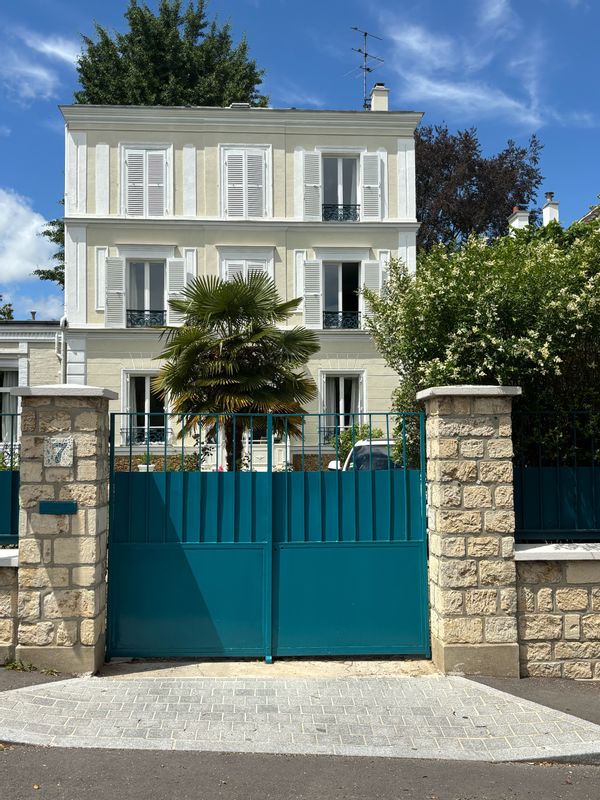 Grande maison 1853 avec beau jardin, joliment décorée et confortable, à 20 mn de Paris centre en RER