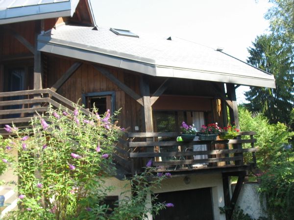 Appartement avec balcon dans une maison, entre lac et montagne