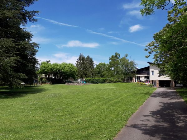 Grand terrain et piscine au calme. Large garden and pool in a peaceful setting
