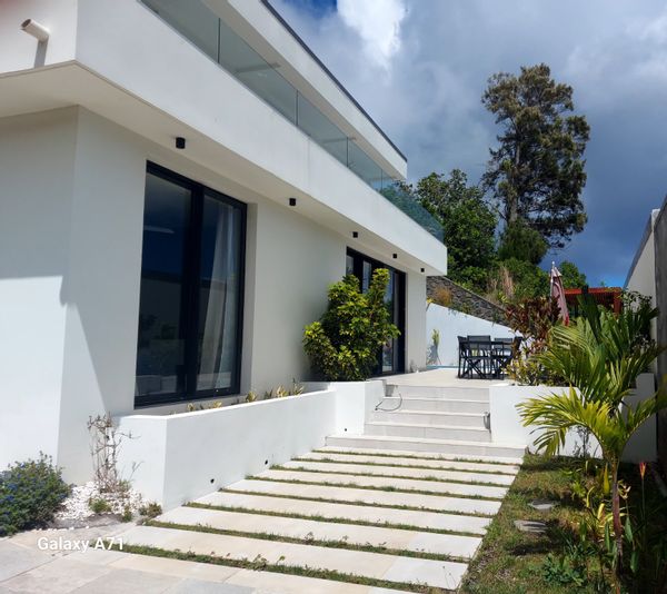 Maison avec étage privé, 2 chambres, 1 salle de bain, et 1 WC.