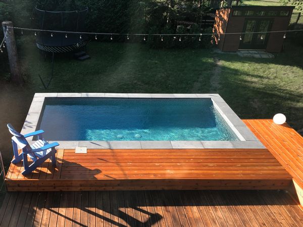 Grand jardin avec piscine chauffée - spa, plancher chauffé et foyer en hiver