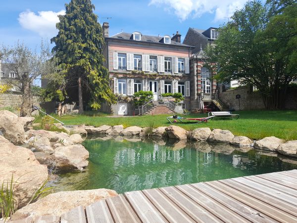 Maison de maître en centre ville, 7 chambres avec  piscine naturelle
