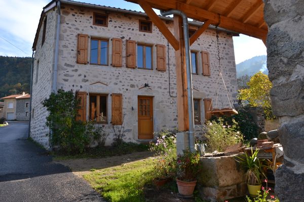 Maison traditionnelle et grand jardin dans le midi de l'Auvergne