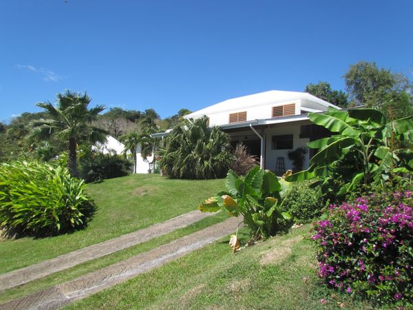 Maison vue sur la mer et les saintes