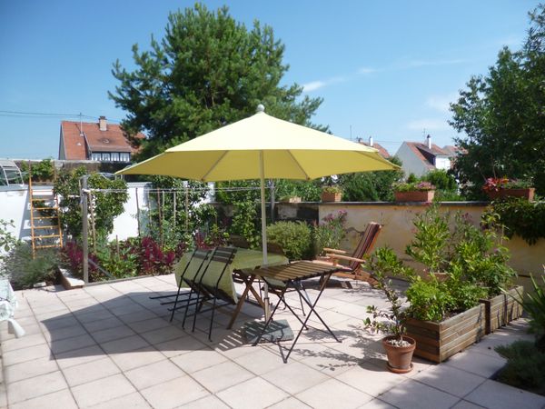 Une maison qui offre les avantages de la ville sans les inconvénients!