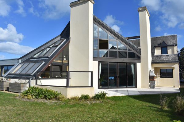 Grande maison d'architecte en proximité immédiate de la mer