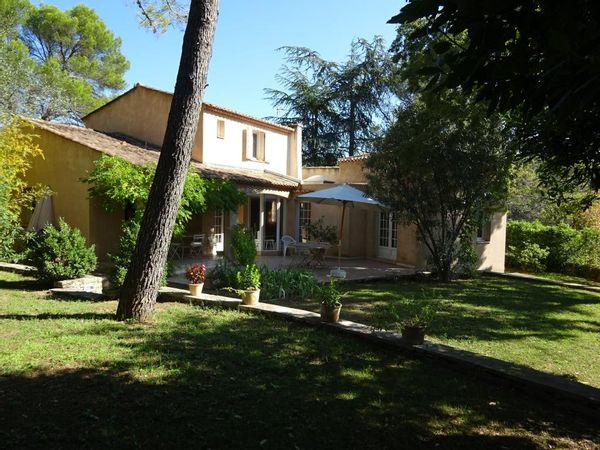 Une maison très agréable, dans un cadre de verdure, proche du centre-ville