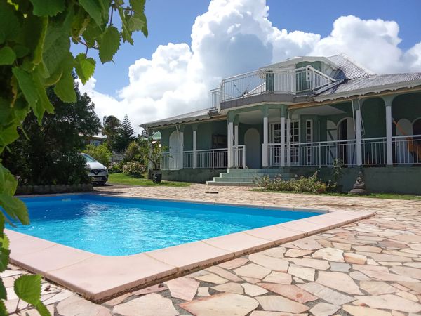 Grande maison climatisée 3 ch. hauteurs de Goyave, avec piscine au sel et équipée pour les enfants!