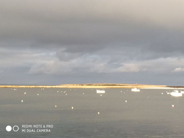 Maison vue mer pieds dans l'eau île de sein