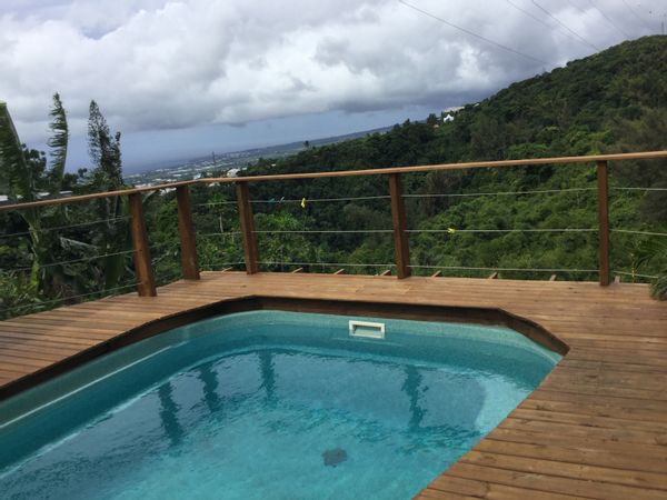 piscine et vue mer dans un écran de verdure.