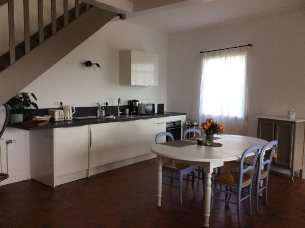 La maison de Françoise : appartement duplex avec une chambre,  à côté de ma résidence principale. Grande terrasse vue sur mer, proximité de la plage et du GR  34. Proche des commerces .