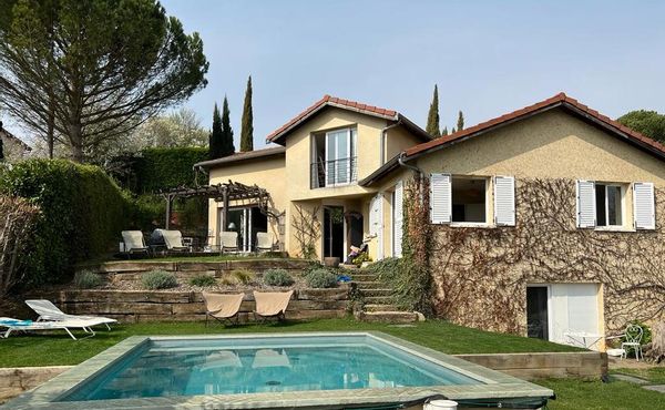 Grande maison avec piscine proche de Lyon