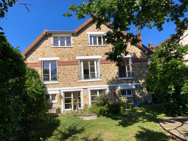 Maison familiale entre village et forêt