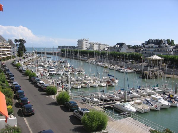 Vue sur port du Pouliguen et mer à la Baule Escoublac 4è étage - ascenseur. terrasse 10m2. Parking