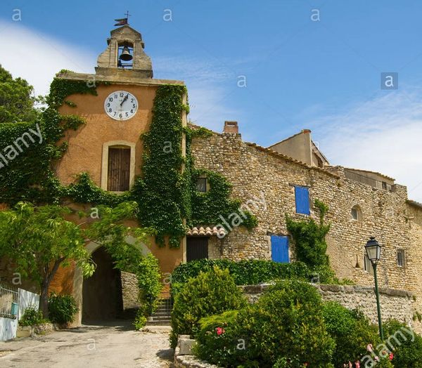 Maison ancienne provençale dans les murailles médiévales