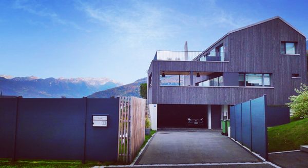 Bright house with natural pool and panoramic view of the Rhine valley. Maison lumineuse avec piscine naturelle et vue panoramique sur la vallée du Rhin.