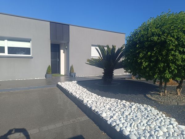 Maison entre mer et sentier de randonnée.