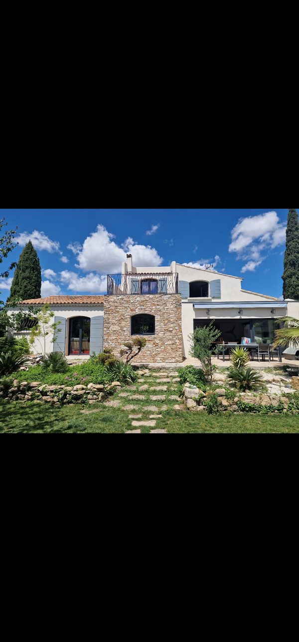 La maison de Vanessa entre villa et maison de campagne, cette très belle bâtisse saura vous charmer
