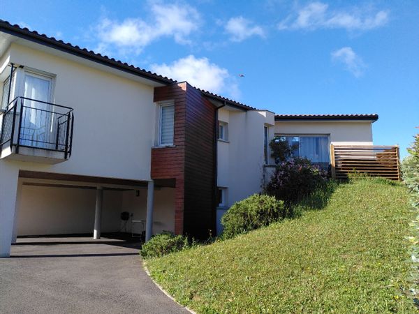 Maison contemporaine à L'Isle Jourdain entre campagne gersoise et centre ville Toulousain.