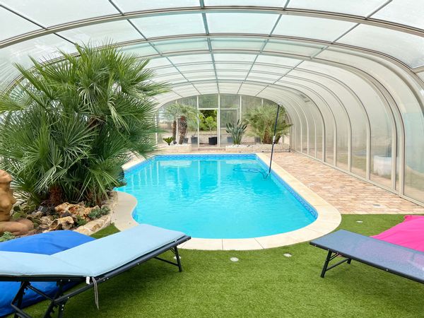 Escapade Bien-Être en Bourgogne : Piscine, Jacuzzi et Hammam à Marzy