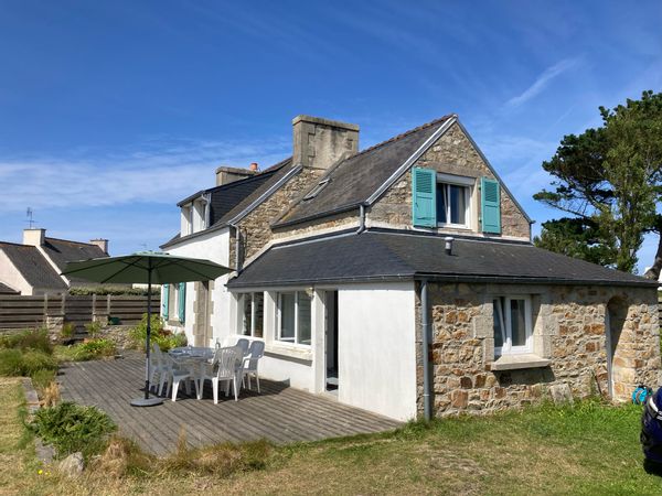 Maison de pêcheur familiale  entre granit et sable blanc