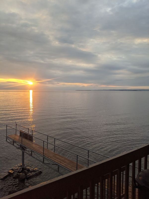 Chalet bord de l'eau avec une vue magnifique sur le Lac St-Jean, très bel endroit pour relaxer.