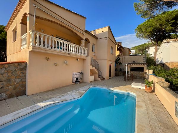 La casa de Montgo Maison avec piscine a 200m de la plage de Montgo et du Parc naturel de Montgri.